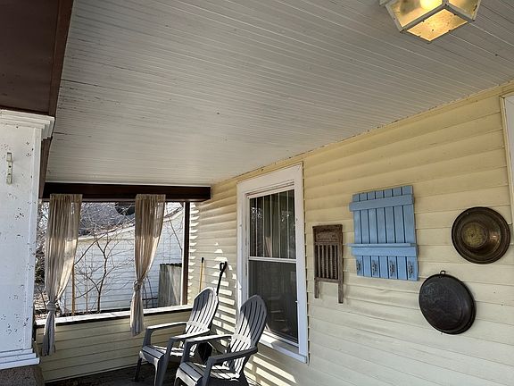 4th image of 515 Burlington St