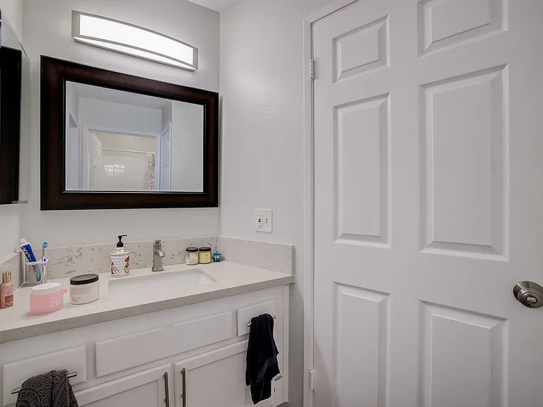 685 Kelton Ave — Photo 32
