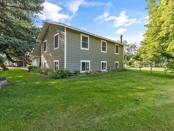 2nd image of 3627 Surrey Cir