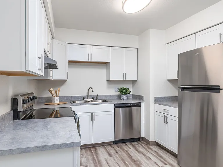 Hood Manor Apartments — Photo 41