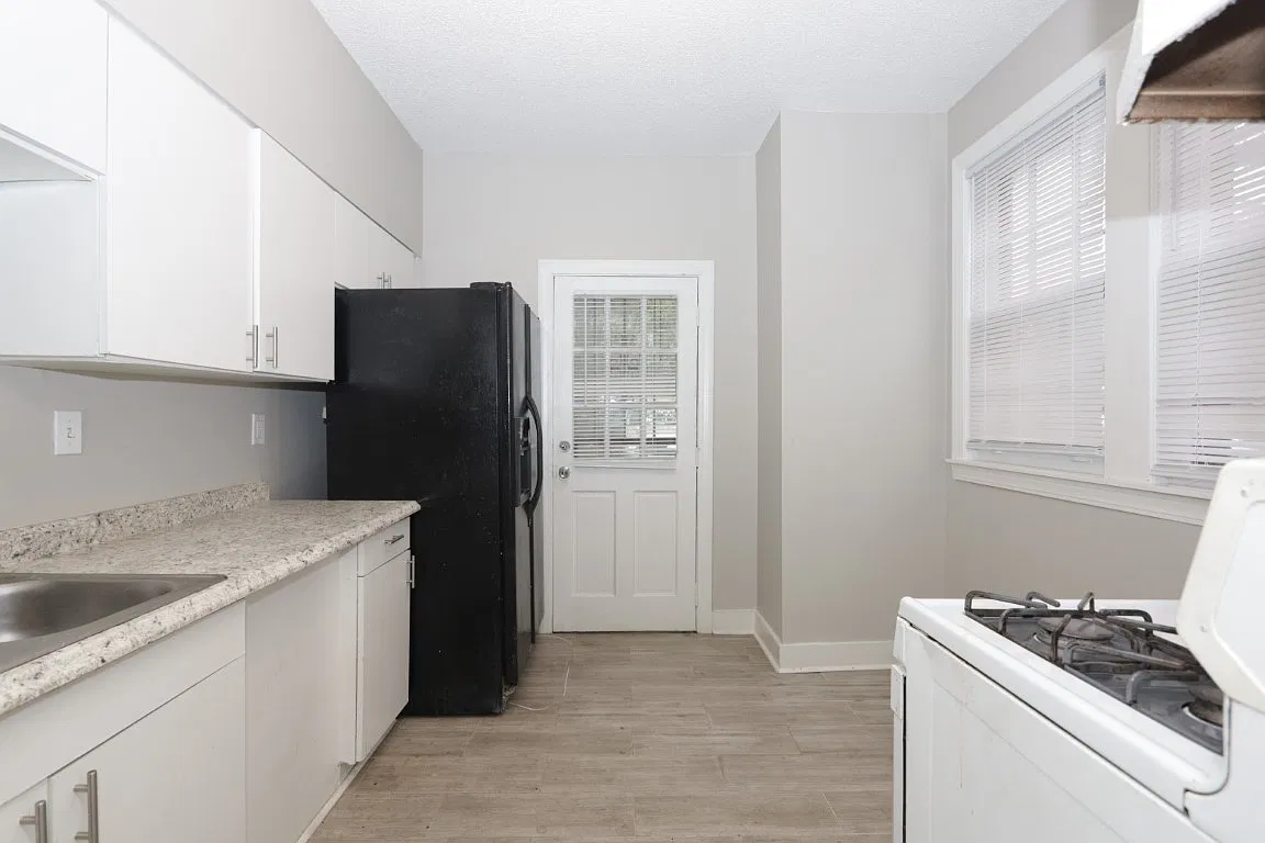 2367 Forest Avenue - 2 — Photo 2