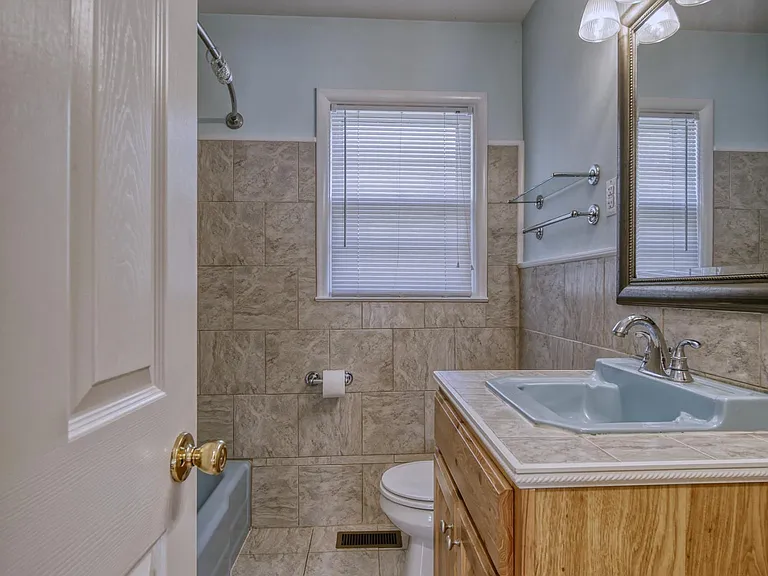 160 E Lowry Ln — Photo 12