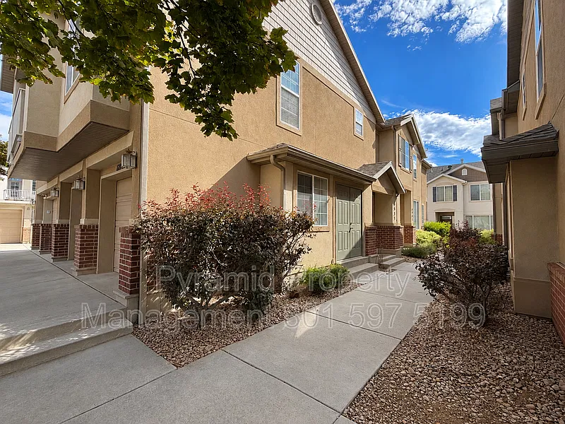 3 bed, 2.5 bath, 1400 sqft, $2,200 — Photo 2