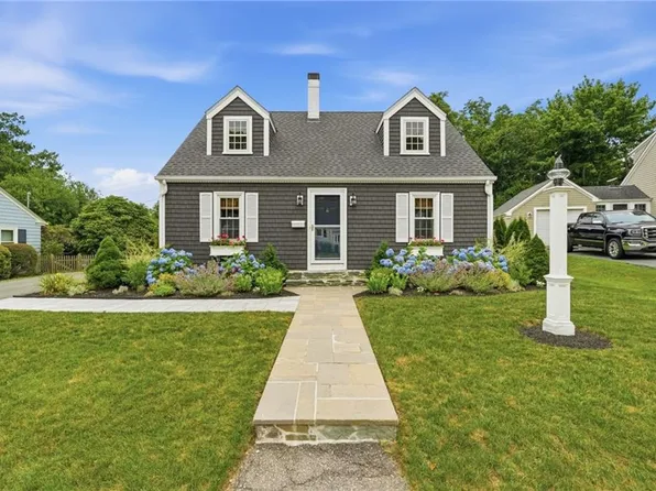 33 Nicholson Cres, Middletown, RI 02842