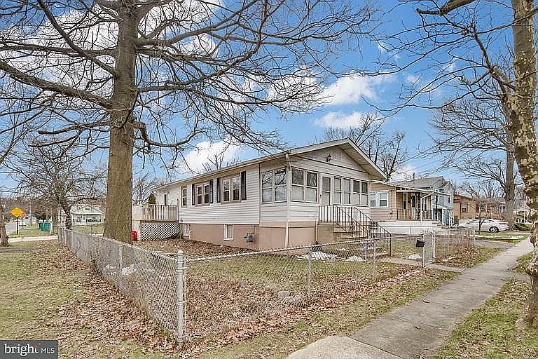 1st image of 111 E Crestwood Ave