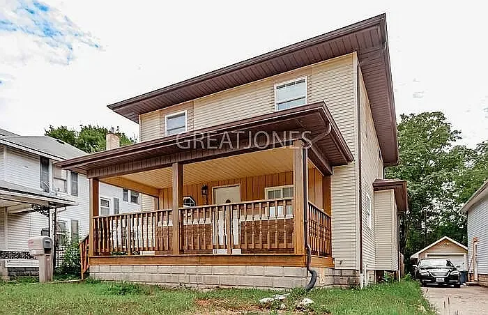 3 bed, 1.0 bath, 1324 sqft, $1,275 — Photo 2