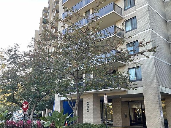 2nd image of 203 Yoakum Pkwy APT 1807