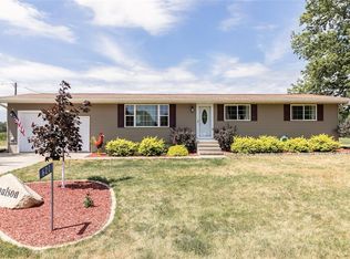 620 Quaker Mill Dr, Manchester, IA 52057