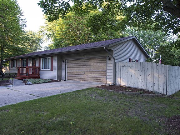 3rd image of 2700 Dawn Dr