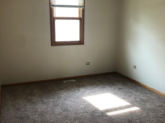 4th image of 442 N School St