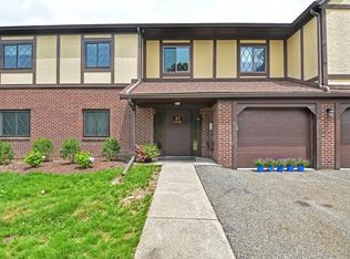 27 Rainbow Pond Dr APT D1, Walpole, MA 02081