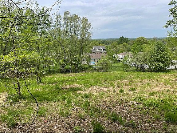 2nd image of 910 Woodland Dr