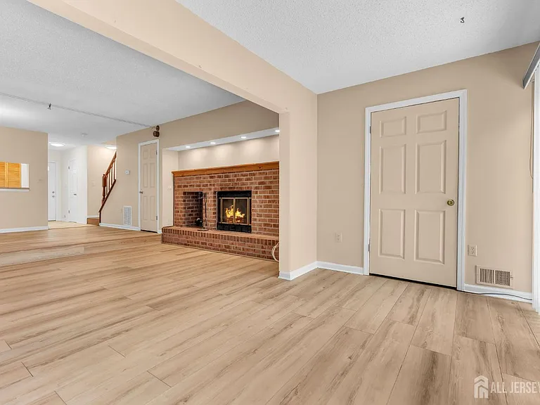 91 Chelsea Ct #14 — Photo 6