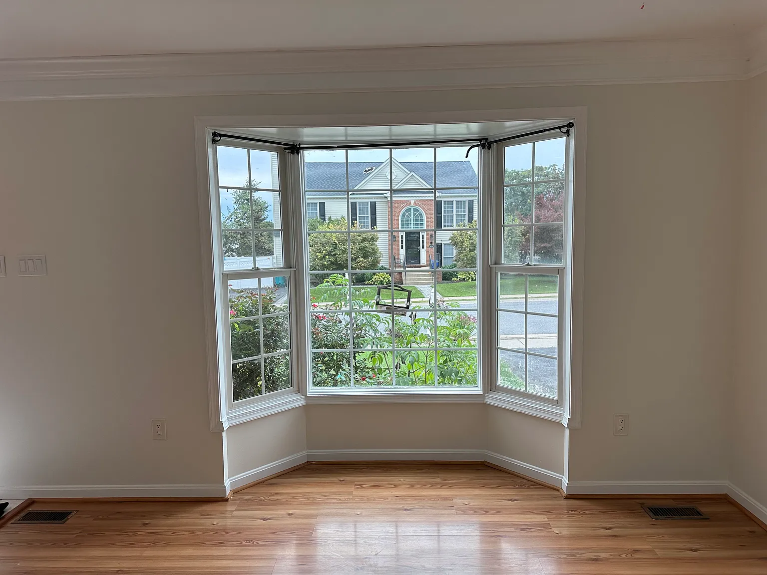 4 bed, 2400 sqft, $3,050 — Photo 3