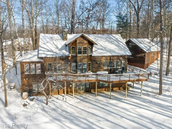 7572 Cooley Lake Rd, White Lake, MI 48383