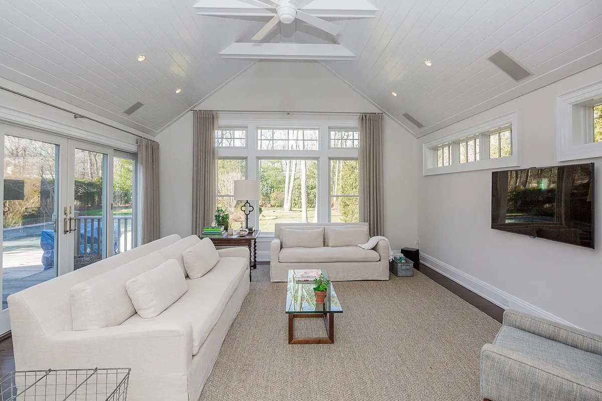 Wainscott 4 Bedroom Immaculate Traditional With Pool — Photo 3