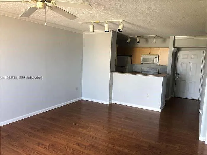 1919 Van Buren St #619A — Photo 1