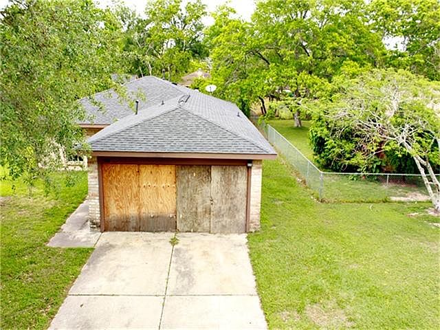 Handyman special in the Heart of Brazoria County!