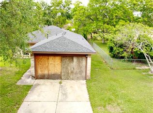 301 Bert St, Angleton, TX 77515