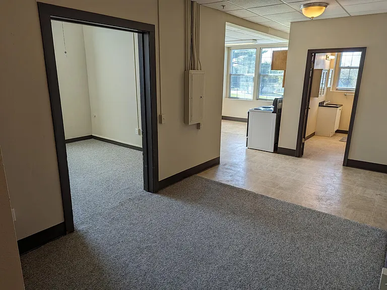 125 E North St — Photo 3