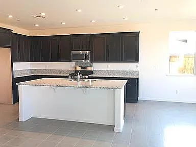 4 bed, 2500 sqft, $3,190 — Photo 3