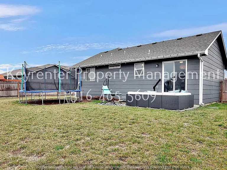 1470 N Aster St — Photo 4