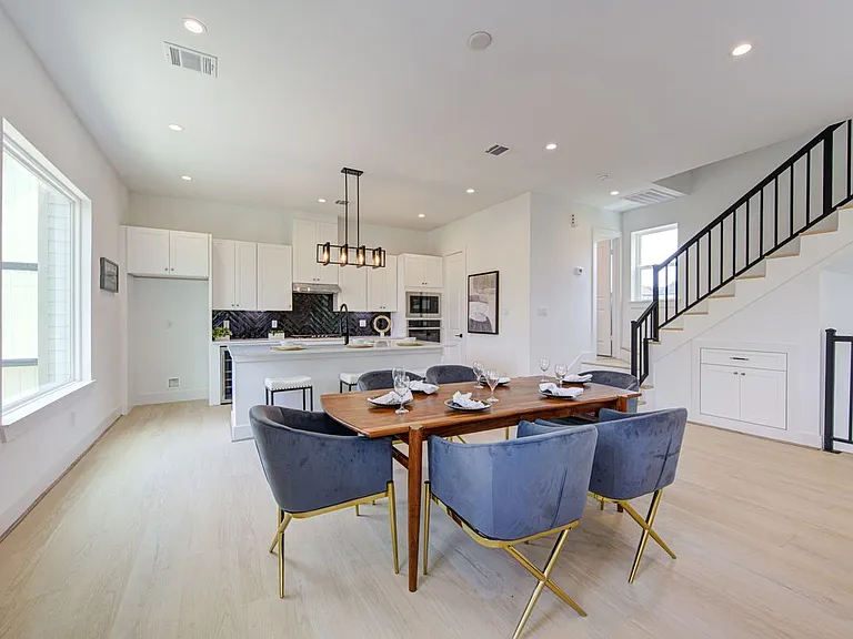 2310 Reinerman St — Photo 44