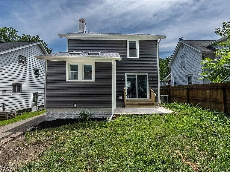 207 Lincoln Ave — Photo 2