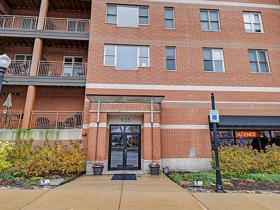 2nd image of 935 Burlington Ave Unit 108