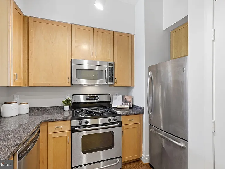 1201 N Garfield St #401 — Photo 5