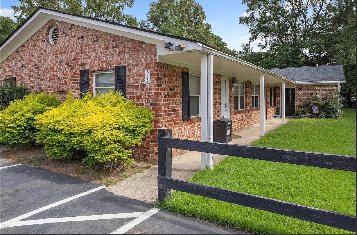 2 bed, 900 sqft, $1,325 — Photo 1