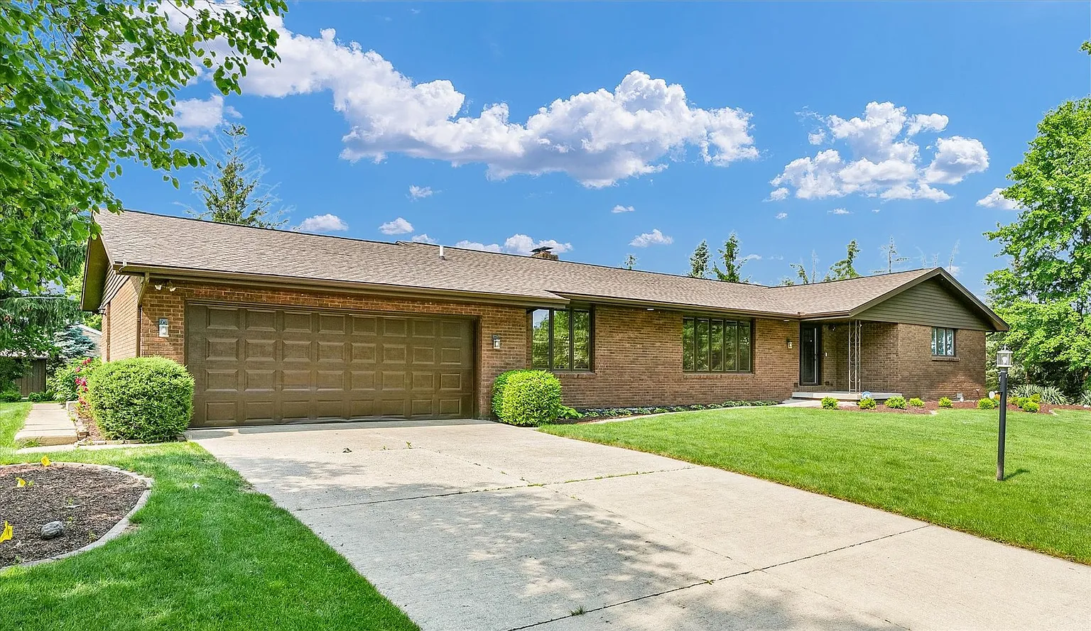 4111 Farhills Dr photo 1