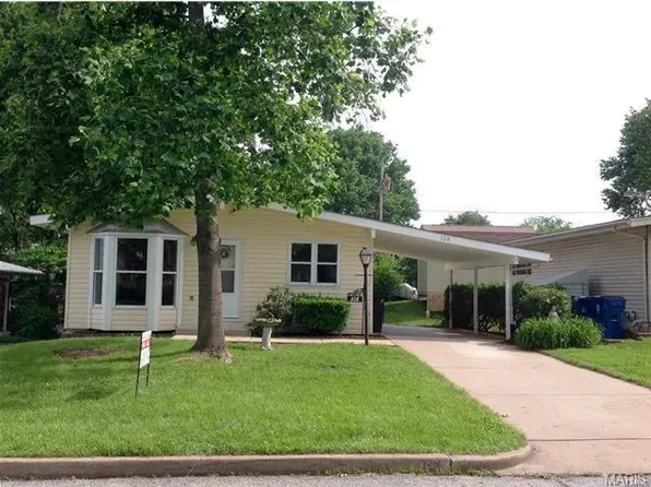 328 Saint Lawrence Dr, Ballwin, MO 63021
