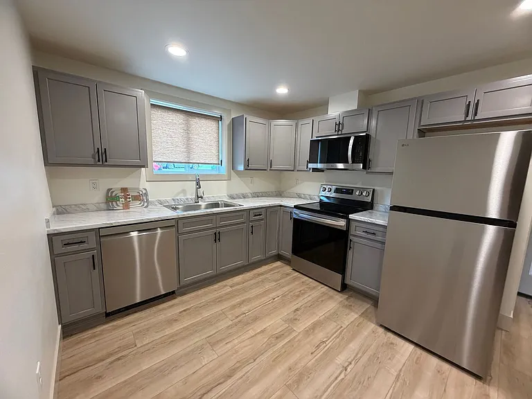 218 W Nevada St — Photo 2