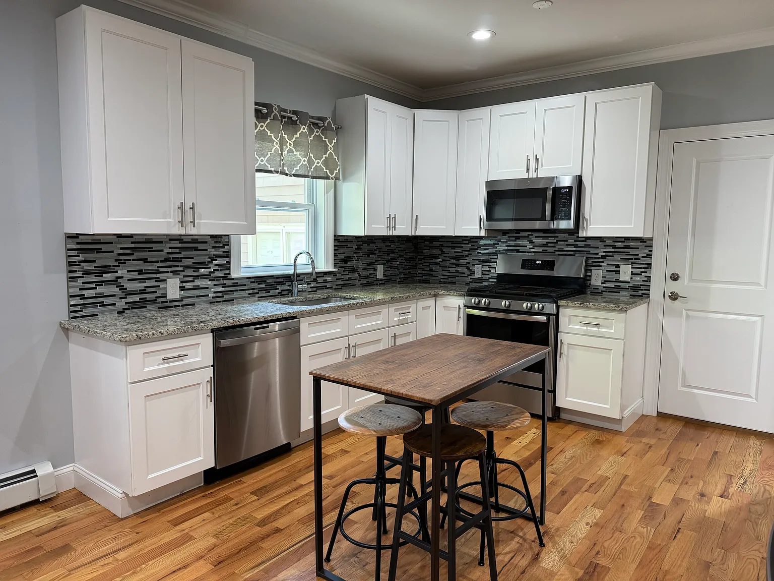 3 bed, 1012 sqft, $1,200 — Photo 1