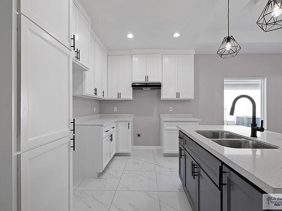 3rd image of 690 Tamarindo Ln