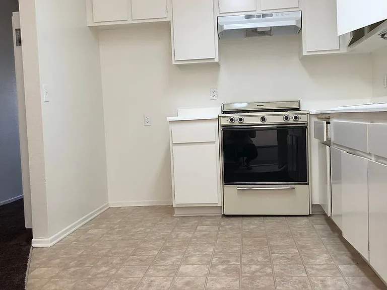 Elm Terrace Apartments — Photo 21