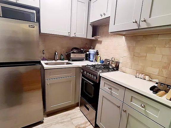 4th image of 27 W 76th St #3F