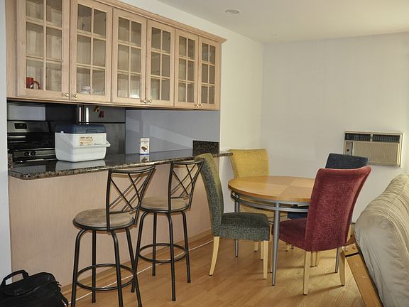 3rd image of 1333 W Pratt Blvd APT 5