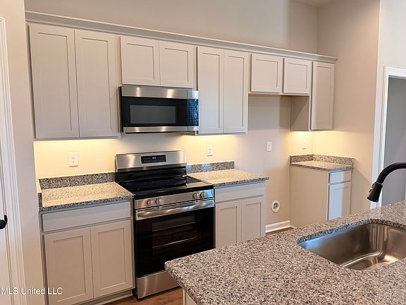 5th image of 18080 Lakeshore Dr