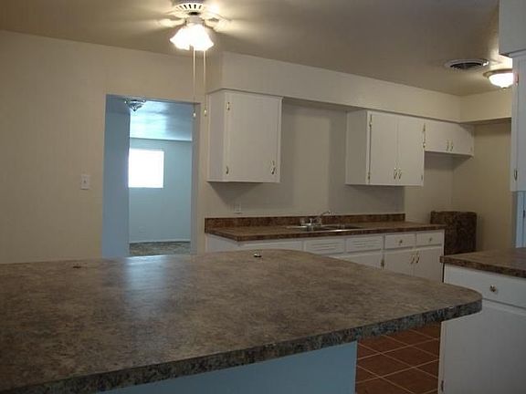 4th image of 403 N Elm Ave