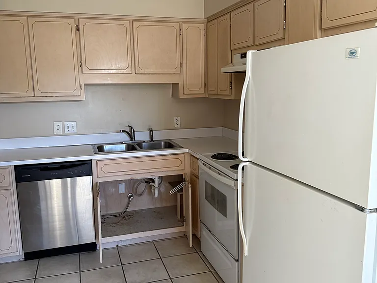 902 Arthur Ave — Photo 3