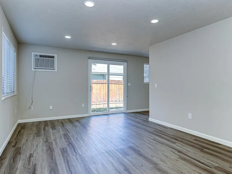 Beautifully Renovated 2 Bed, 1 Bath Townhouse Available July 1st! — Photo 9