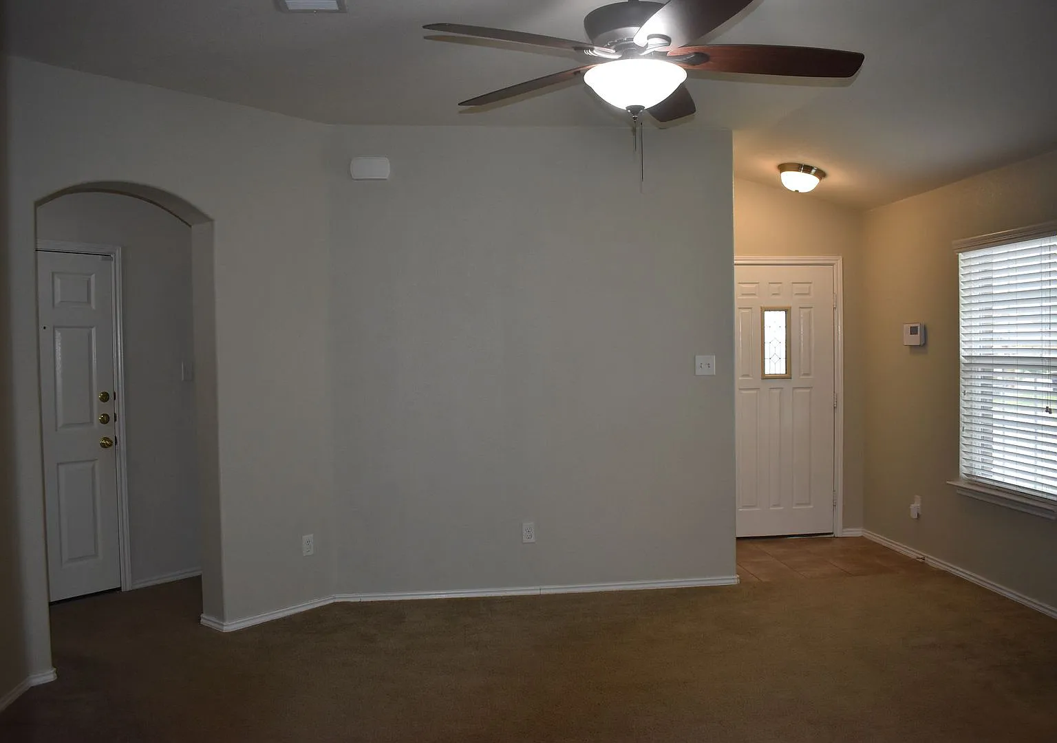 Charming 3 BR on Corner Lot! — Photo 4