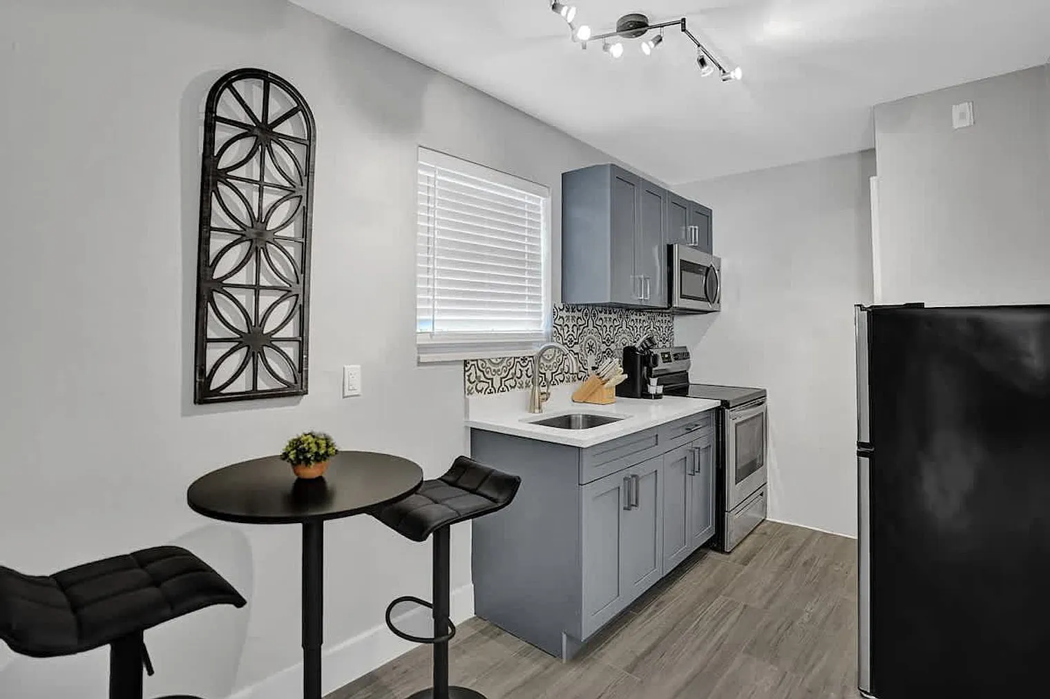 1 bed, 1.0 bath, 613 sqft, $1,732 — Photo 4