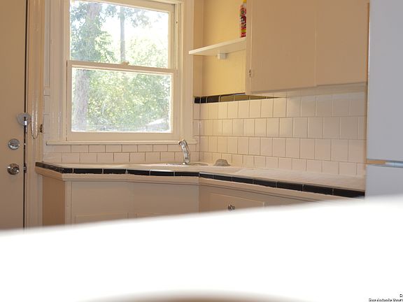 3rd image of 542 Walton