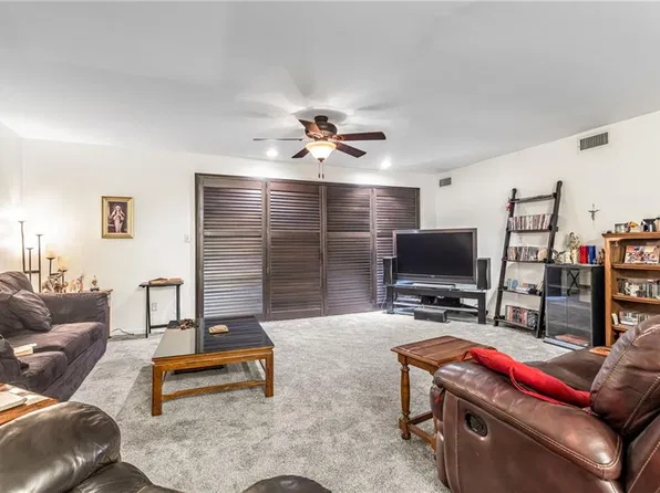 4511 Headwood Dr APT 10, Kansas City, MO 64111