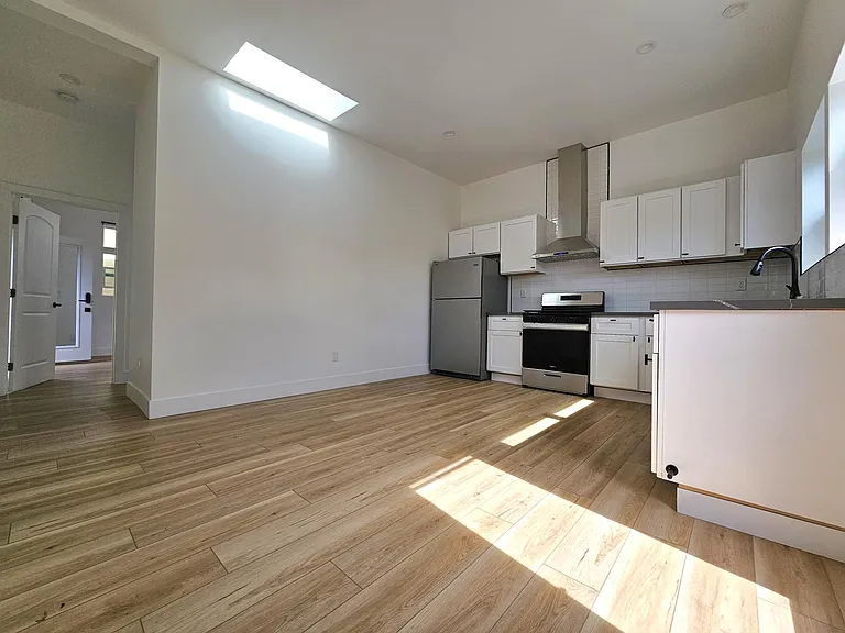 2711 W 60th St — Photo 12