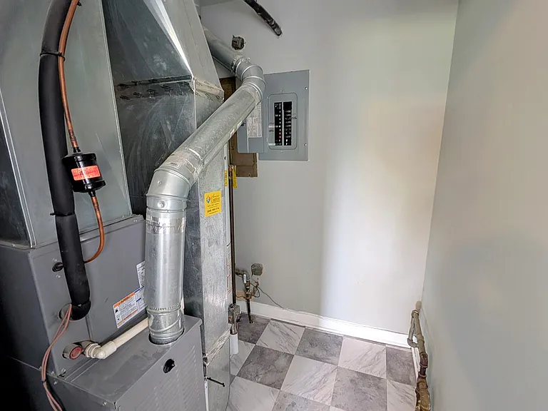 4302 Mandalay Ave — Photo 32