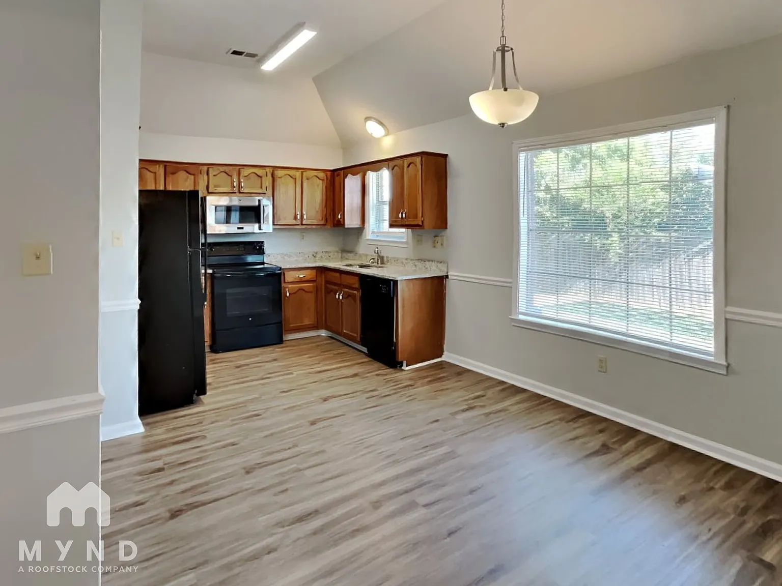 3 bed, 2.0 bath, 1430 sqft, $1,795 — Photo 3